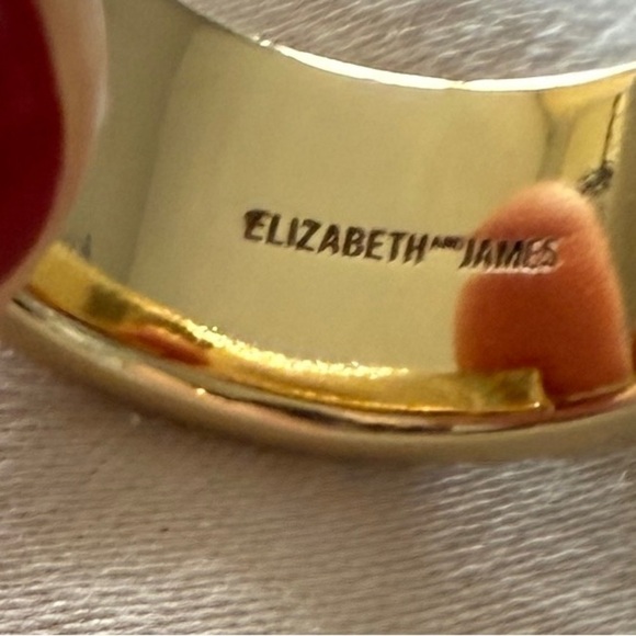 Elizabeth and James | Lueur Ring - Picture 10 of 10